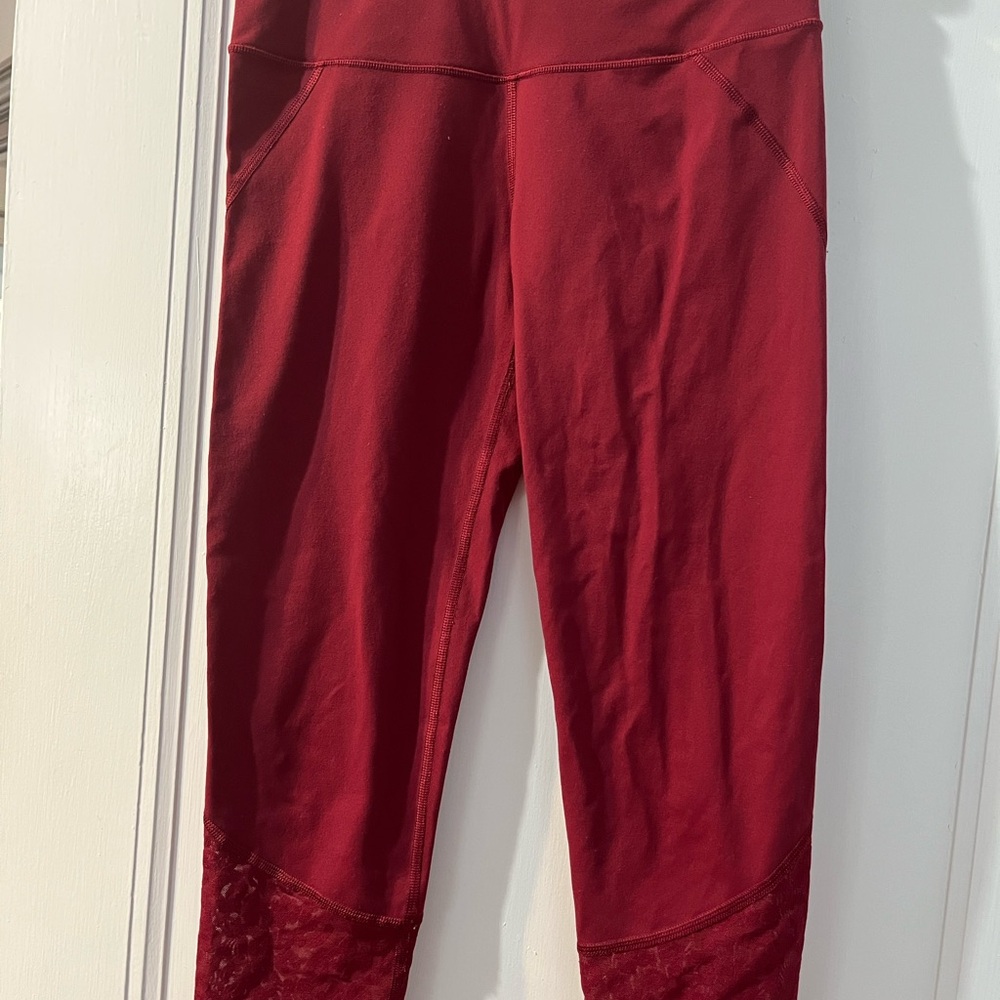 Victoria's Secret Sport Knockout Capri 3/4 Stretch Leggings Berry Red Pants